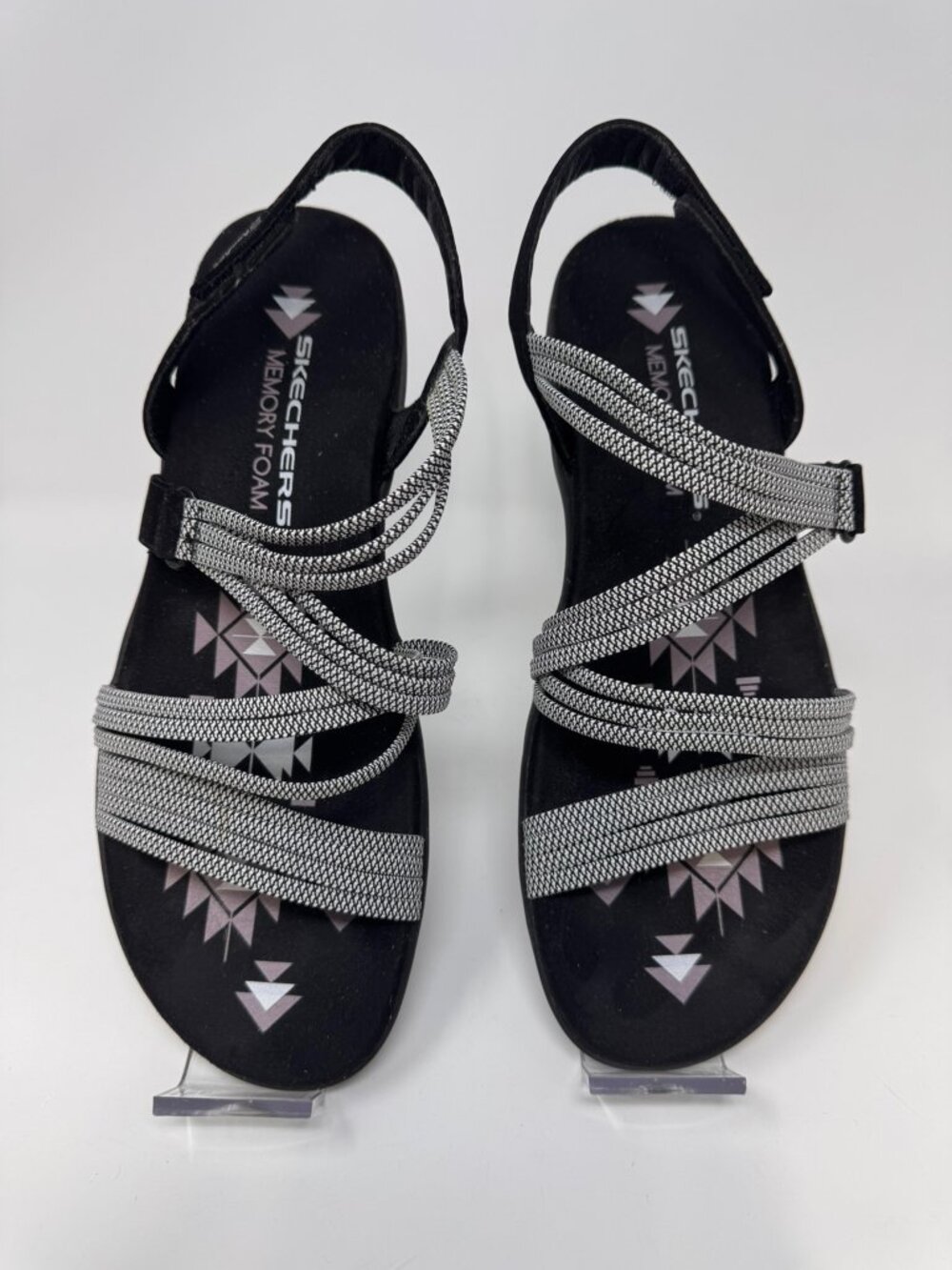 SKECHERS REGGAE SLIM BLACK AND WHITE SANDALS SIZE 9